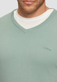 s.Oliver MIT LOGO-STICKEREI - Strickpullover - salbeigrün