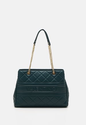 Donkergroene doorgestikte leren handtas met gouden kettingbandjes en "VALENTINO" gedrukt op het midden aan de voorkant.