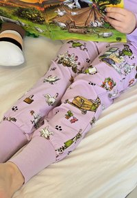 Lila pyjamasbyxor med tecknade mönster av gårdsdjur, inklusive höns och grisar, med elastiska muddar vid anklarna.