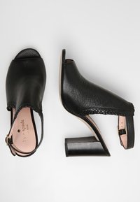 Černé kožené otevřené boty na podpatku s pleteným detailem, kotníkovým páskem se sponou a robustním blokovým podpatkem.