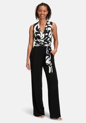 Zwart-wit gestreepte jumpsuit met een wikkelontwerp, mouwloos bovenstuk, v-hals, wijde broekspijpen en een gestrikt taille. Soepele stoftextuur.