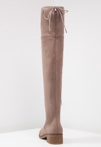 s.Oliver Botas mosqueteras - taupe