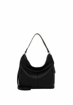 Melna ādas plecu soma ar izliektu augšdaļu, priekšpusē kabatas un regulējamu siksnu, attēlota uz balta fona.