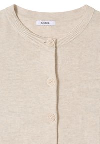 Cardigan en maille beige avec encolure ronde, col côtelé, trois boutons assortis et une étiquette de marque "CECIL" à la couture du col.