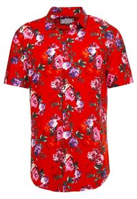 Camisa roja de manga corta abotonada con cuello, con un estampado floral de rosas en tonos rosa y púrpura y hojas verdes.