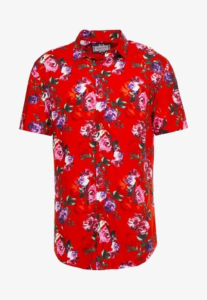 Camisa roja de manga corta abotonada con cuello, con un estampado floral de rosas en tonos rosa y púrpura y hojas verdes.
