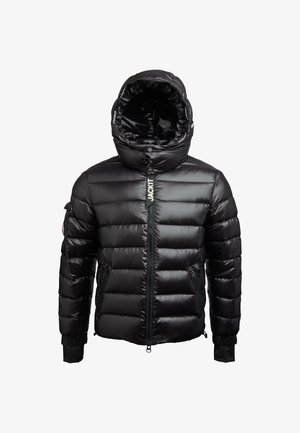 Must mustaga läikiv pehme jope kapuutsiga, eesne tõmblukk, külgmised tõmblukkude taskud ja "JACKIT" logo tõmbluku tõmbel ja kapuutsi voodril.