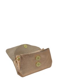 Petite pochette en cuir métallisé rose gold avec trois compartiments, sécurisée par des boutons-pression de couleur dorée, photographiée sur fond blanc.