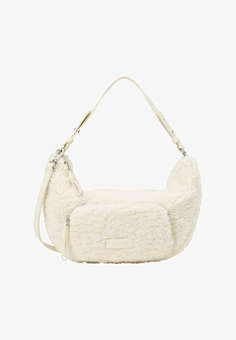 Sac bandoulière en fausse fourrure blanche avec une forme structurée, une quincaillerie argentée et une fermeture éclair. Dispose d'une bandoulière en cuir réglable et d'un accent de logo.