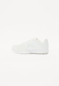 Weiße Sportschuhe mit einem Mesh-Obermaterial, Schnürdesign, runder Zehenform und einer strukturierten Gummisohle mit minimaler Markenkennzeichnung.