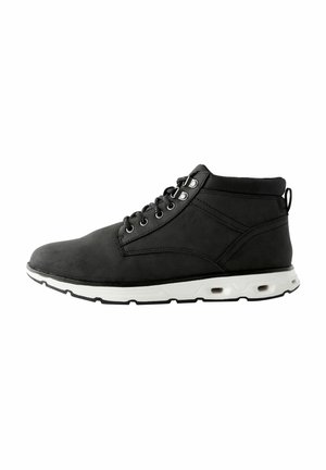 Schwarzer Leder-Mid-Top-Sneaker mit Metallösen, weißer gepolsterter Sohle und strukturierten Einsätzen. Verfügt über einen Ziehgriff auf der Rückseite.