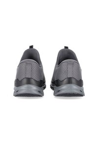 Graue Sportschuhe mit einem Mesh-Obermaterial, strukturiertem Design und schwarzen Akzenten. Verfügen über einen Slipper-Stil und eine gepolsterte Sohle für Komfort.