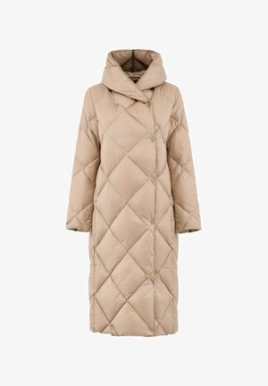 Beżowy pikowany płaszcz z szerokim kołnierzem, zapięciem na guziki i krótkimi rękawami. Posiada diamentowy wzór i luźny, sięgający kolan fason.