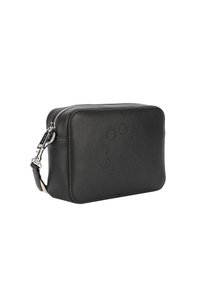 Borsa rettangolare in pelle sintetica nera con logo impresso, chiusura con zip e tracolla staccabile. Texture liscia con cuciture di accentuazione.