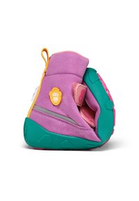 Paarse suède laars met een teal rubberen zool, roze accenten, gele lus en een cirkelvormig logo. Heeft een gevoerde kraag en een zijriem.