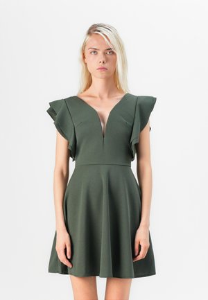 Abito verde oliva con gonna svasata, scollatura a V e maniche corte con volant. Realizzato in tessuto morbido, presenta un corpetto aderente.
