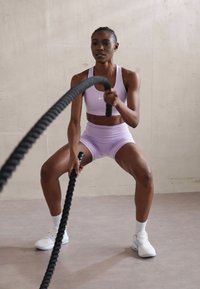 Nike Performance BRA - Vidutiniškai krūtinę prilaikanti sportinė liemenėlė - violet mist