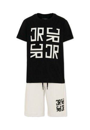 T-shirt nera a maniche corte con stampa del logo geometrico bianco abbinata a pantaloncini bianchi con coulisse con lo stesso logo sulla gamba sinistra.