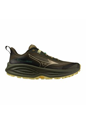Scarpa da trail running verde scuro e nera con suola beige, logo Mizuno e suola Vibram, mostrata di lato su sfondo bianco.