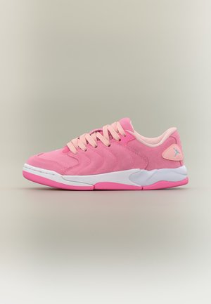 Chaussure de sport basse rose avec des lacets rose clair, une semelle intermédiaire blanche et une semelle extérieure rose, avec des coutures discrètes et un petit logo au talon.