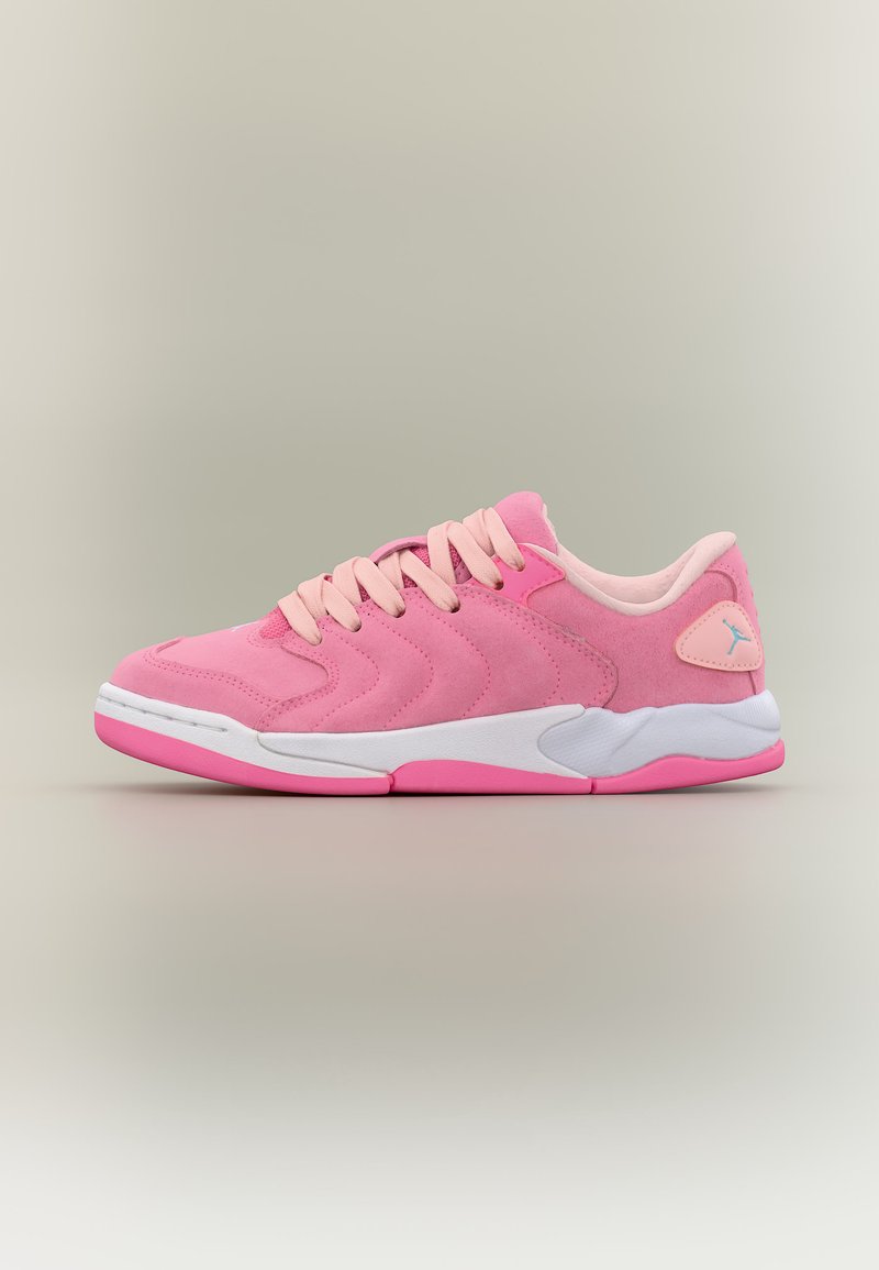 Ροζ αθλητικό παπούτσι χαμηλού προφίλ με ανοιχτό ροζ κορδόνια, λευκή ενδιάμεση σόλα και ροζ εξωτερική σόλα, με διακριτικό ράψιμο και μικρό λογότυπο στη φτέρνα.