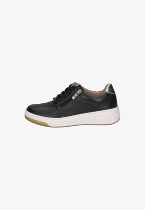 Zwarte leren sneaker met een textuur bovenkant, witte rubberen zool en zilveren accenten. Voorzien van veters en een ritsdetail aan de zijkant.