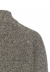 Strickpullover in einem gedämpften Braun- und Graumelange-Muster, mit hohem Kragen und textilstrukturierter, weicher Stoffqualität. Keine sichtbaren Verschlüsse oder Verzierungen.