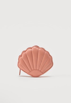 Petite pochette en cuir rose en forme de coquillage avec des détails cousus et une fermeture éclair sur le côté, sur un fond uni.