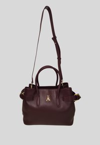 Borsa in pelle bordeaux scuro con due manici corti, tracolla lunga regolabile e piccolo emblema a forma di insetto dorato sulla parte anteriore.