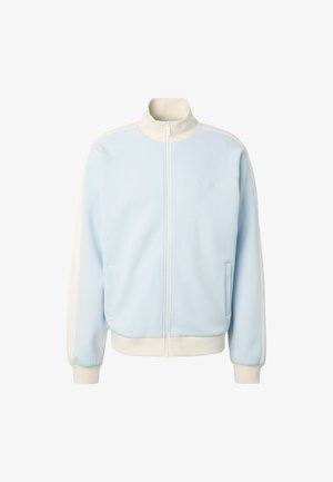 Gaiši zils un balts jaka ar rāvējslēdzēju, augstu apkakli, sānu kabatām un ribotiem aprocēm un apakšmali.