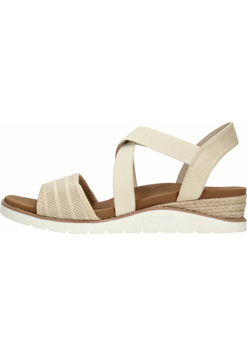 Sandalias de cuña beige con correas elásticas cruzadas, parte superior de tela texturizada, plantilla acolchada marrón y detalle de tacón envuelto en cuerda.