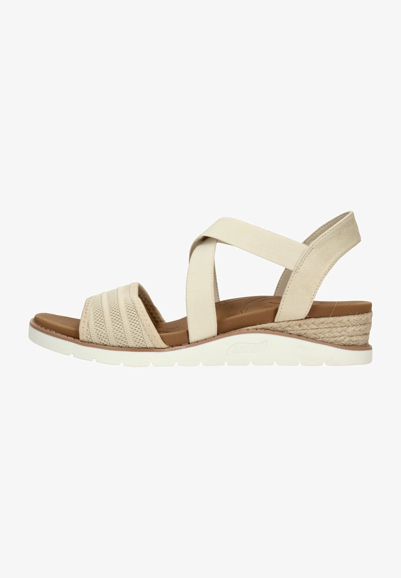 Beige wedge sandalen met gekruiste elastische banden, bovenwerk van geweven stof, bruine gevoerde zolen en een touwomhulde hakdetail.
