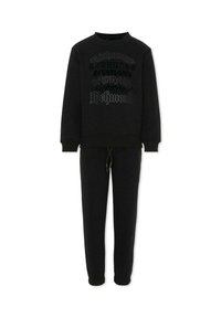 Czarny dres składający się z bluzy z okrągłym dekoltem z teksturowanymi grafikami oraz dopasowanych spodni dresowych z elastycznym pasem i sznurkiem.