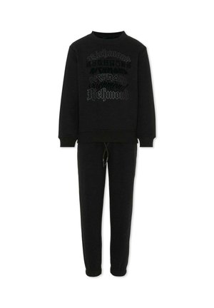 Completo sportivo nero composto da una felpa con collo alto e grafiche testurizzate, abbinata a pantaloni jogger con cintura elastica e coulisse.