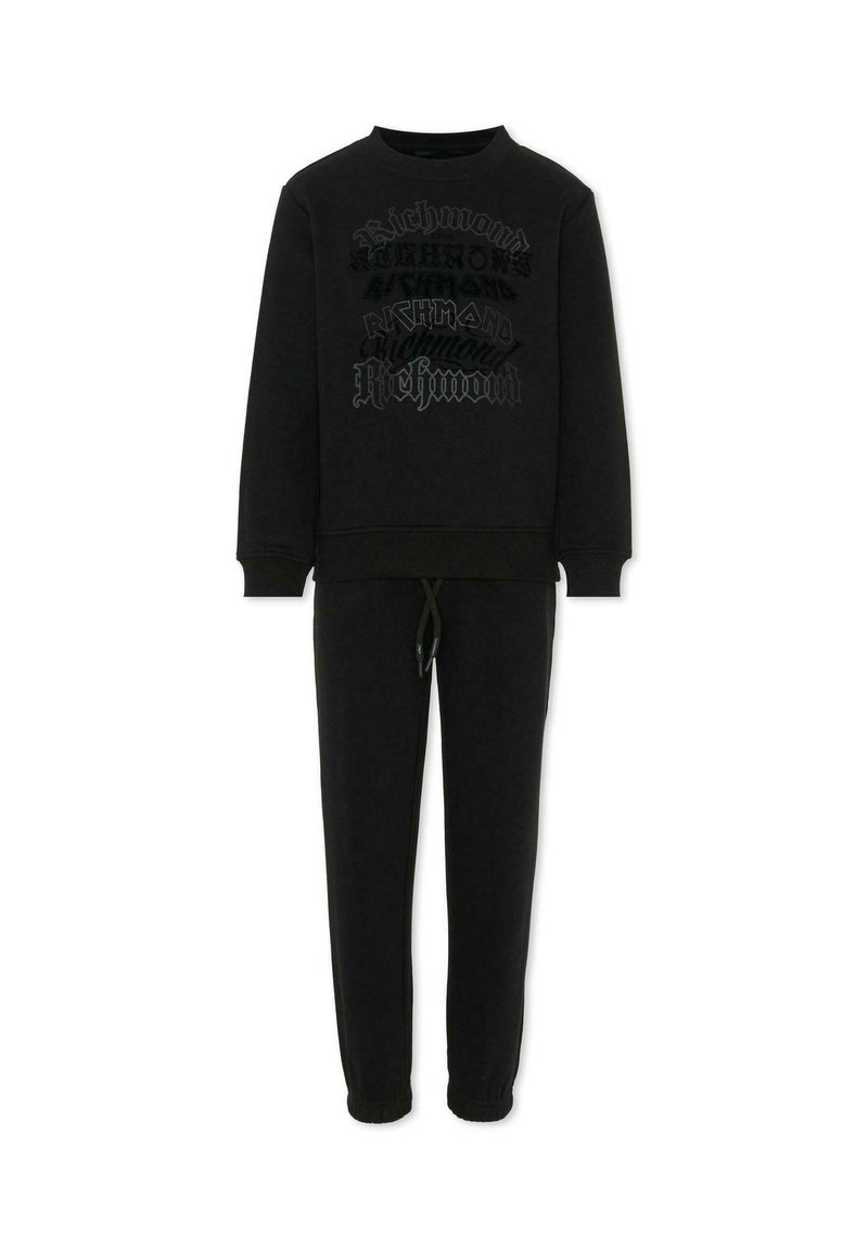 Czarny dres składający się z bluzy z okrągłym dekoltem z teksturowanymi grafikami oraz dopasowanych spodni dresowych z elastycznym pasem i sznurkiem.