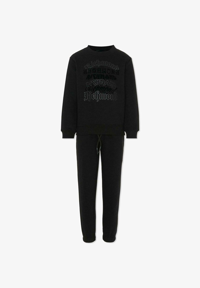 Czarny dres składający się z bluzy z okrągłym dekoltem z teksturowanymi grafikami oraz dopasowanych spodni dresowych z elastycznym pasem i sznurkiem.