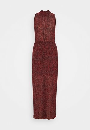 Vestido rojo sin mangas, de largo completo, con un sutil patrón negro, escote alto y cintura fruncida, presentado sobre un fondo blanco liso.
