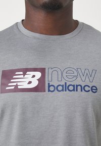 New Balance SPORT ESSENTIALS HEATHERTECH GRAPHIC  - T-shirts med print - slate grey