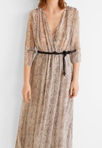 Maxime dress with snake print pattern featuring a V-neckline and three-quarter sleeves, cinched at the waist with a black belt. Made from lightweight fabric with a flowing design.