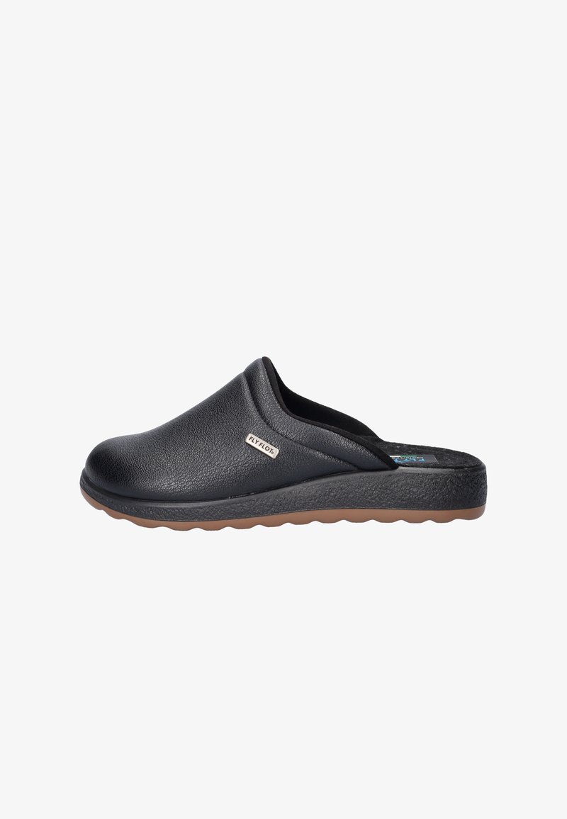 Zwarte instap schoenen met een gestructureerde synthetische bovenkant en een dikke bruine rubberen zool, met een eenvoudig ontwerp en een discrete logo-accent.