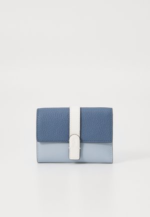 Niebieski skórzany portfel z teksturowaną górną klapą i gładką dolną częścią. Bezpieczne zapięcie na biały pasek z okrągłym akcentem. Kompaktowy design.