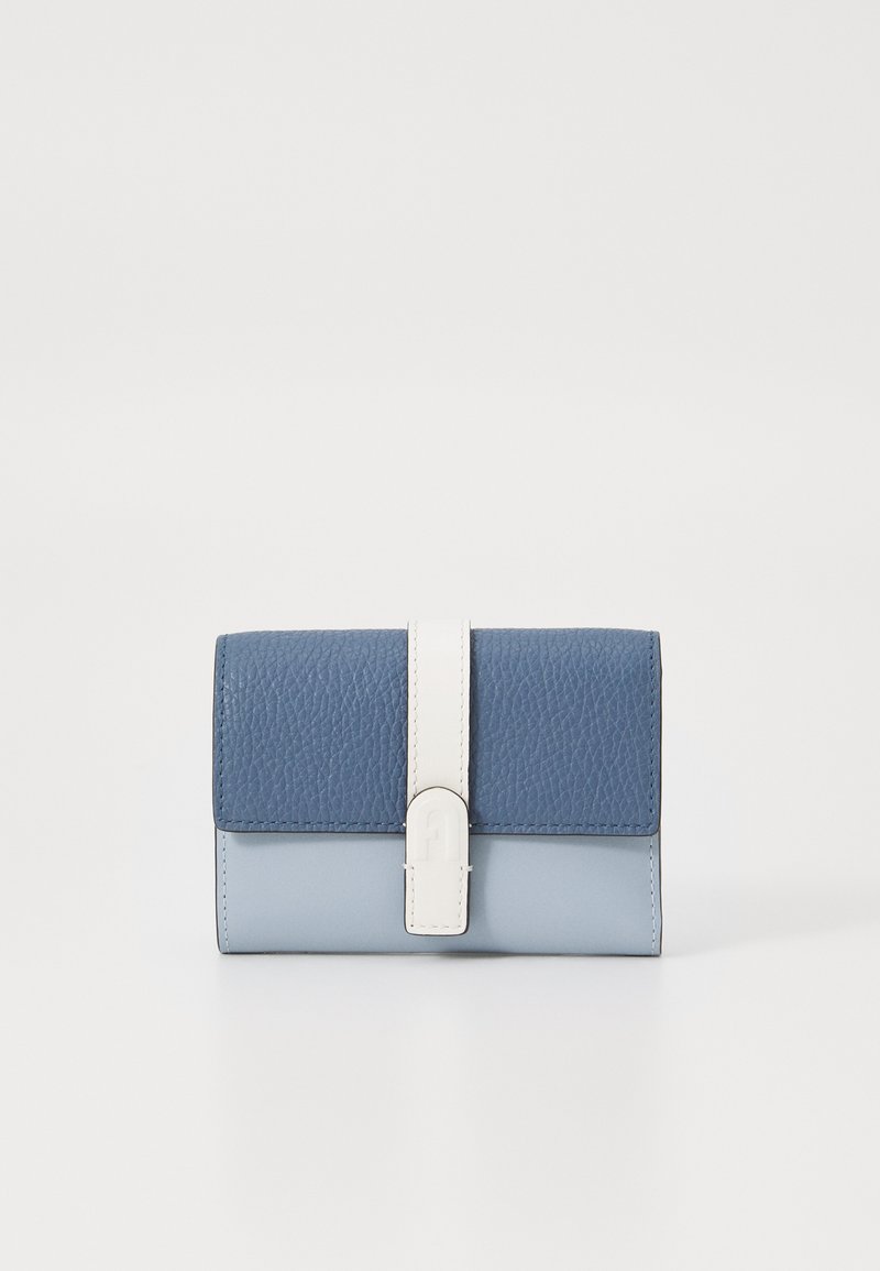 Portafoglio in pelle blu con una patta superiore testurizzata e una sezione inferiore liscia. Chiusura sicura con cinturino bianco e un accento circolare. Design compatto.
