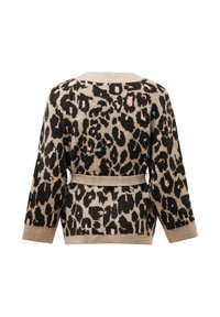 Brede gebreide cardigan in beige met een zwart en roze luipaardprint, voorzien van een ceintuurlijn en driekwartmouwen. Zachte textuur.