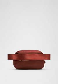 Crvena torbica sa žicom i širokom trakom. Glatki, izdržljivi materijal, kompaktni pravokutni oblik, sa minimalističkim dizajnom.