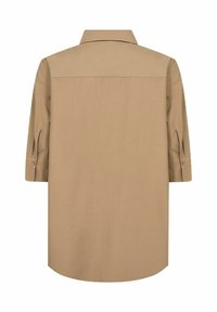 Biała koszula z długim rękawem, z pointed collar, z zapięciem na guziki przy mankietach oraz zaokrąglonym dołem. Wykonana z gładkiego materiału, charakteryzująca się minimalistycznym designem.