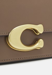 COACH LUXE REFINED IDOL BAG - Kézitáska - dark stone