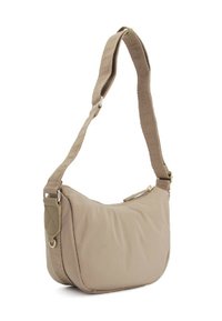Borsa a spalla in nylon color tan con una forma morbida, tracolla in tessuto regolabile e chiusura con zip. Presenta hardware minimale e un dettaglio trapuntato sul lato.