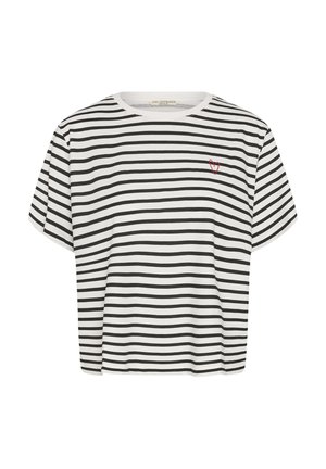 T-shirt blanc à manches courtes avec des rayures horizontales noires et un petit contour de cœur rouge sur le côté gauche de la poitrine.
