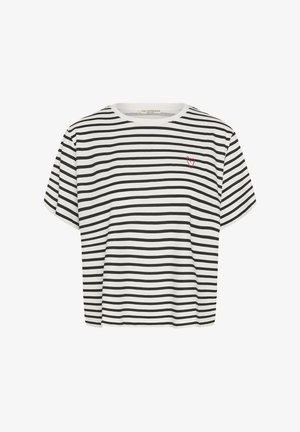 T-shirt blanc à manches courtes avec des rayures horizontales noires et un petit contour de cœur rouge sur le côté gauche de la poitrine.