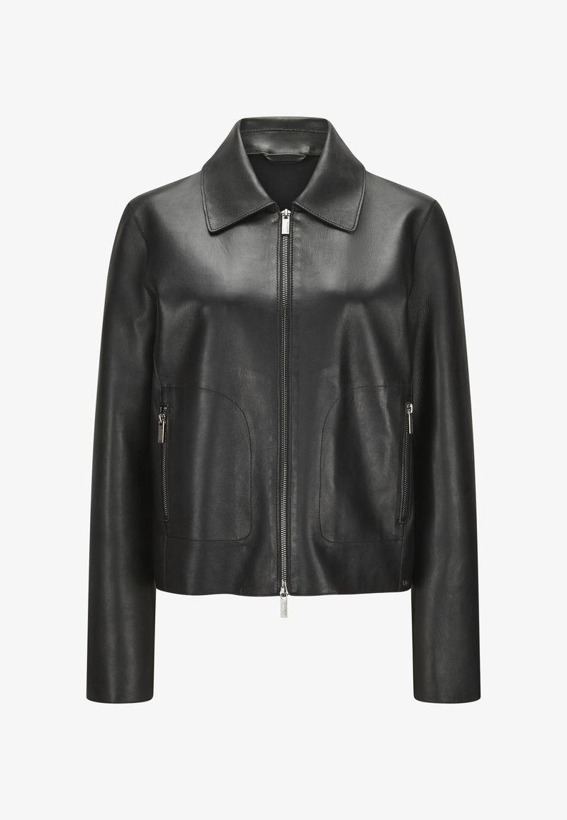Schwarze Lederjacke mit glatter Textur, mit einem kragenförmigen Hals, Vorderreißverschluss und zwei Seitentaschen. Taillierter Schnitt mit geraden Ärmeln.